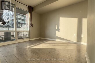4K-114K Spadina Ave. in Toronto, ON - Building Photo - Building Photo