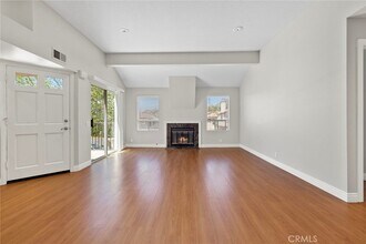 34 Corsica Dr in Newport Beach, CA - Foto de edificio - Building Photo