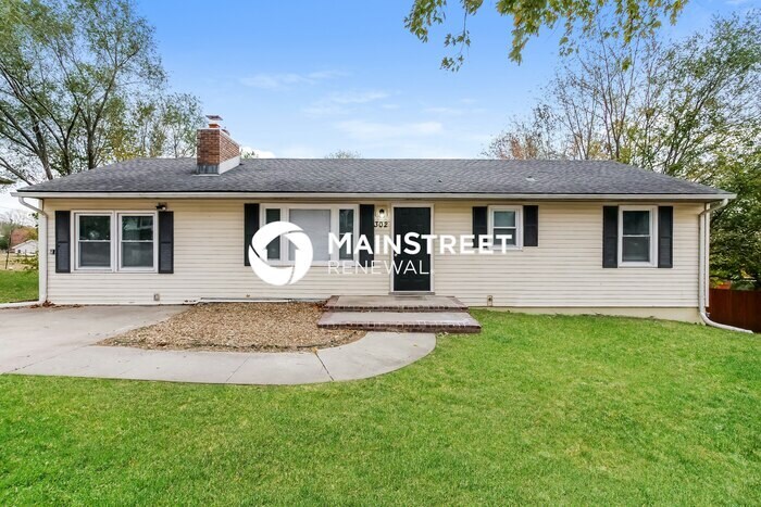 302 Clearview Dr in Pleasant Hill, MO - Building Photo