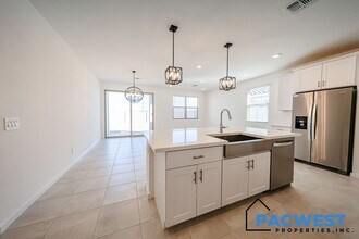 17634 W Port Royale Ln in Surprise, AZ - Building Photo - Building Photo
