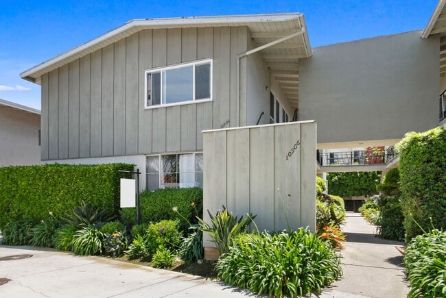 10906 Santa Monica Blvd in Los Angeles, CA - Building Photo - Building Photo