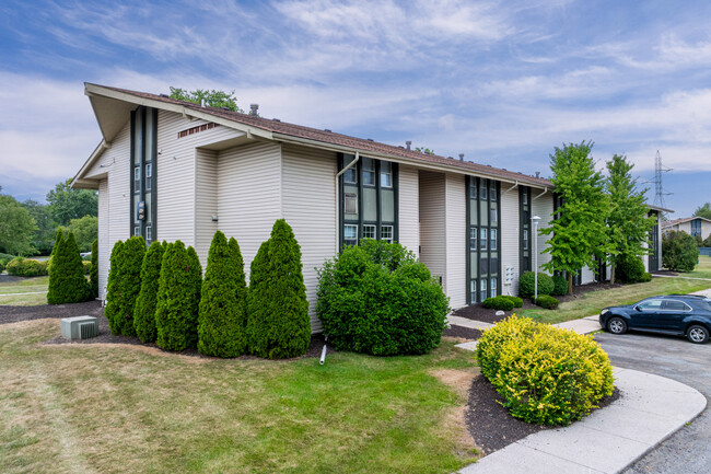 Wood Creek Apartments in Fort Wayne, IN - Foto de edificio - Building Photo