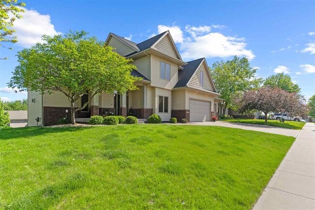 1077 Prairie Grass Ln in Iowa City, IA - Building Photo - Building Photo