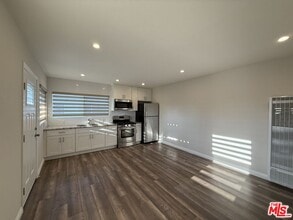 2012 S Holt Ave in Los Angeles, CA - Building Photo - Building Photo