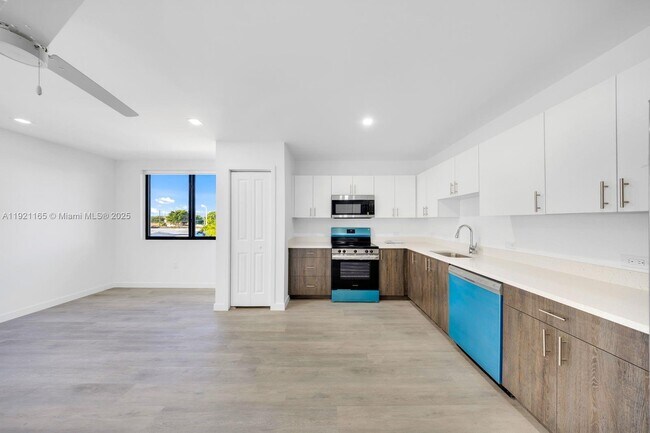 20 NE 19th Ave in Pompano Beach, FL - Foto de edificio - Building Photo