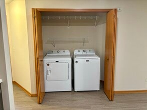 323 Williamsburg Plz, Unit D in New Richmond, WI - Building Photo - Building Photo