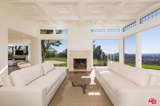1174 N Hillcrest Rd in Beverly Hills, CA - Building Photo - Building Photo
