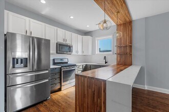 1610 W Grand Ave in Chicago, IL - Building Photo - Building Photo