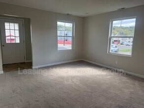 413 Midland Trail in Hurricane, WV - Building Photo - Building Photo