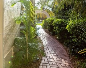 4957 NW 93rd Doral Pl in Doral, FL - Building Photo - Building Photo