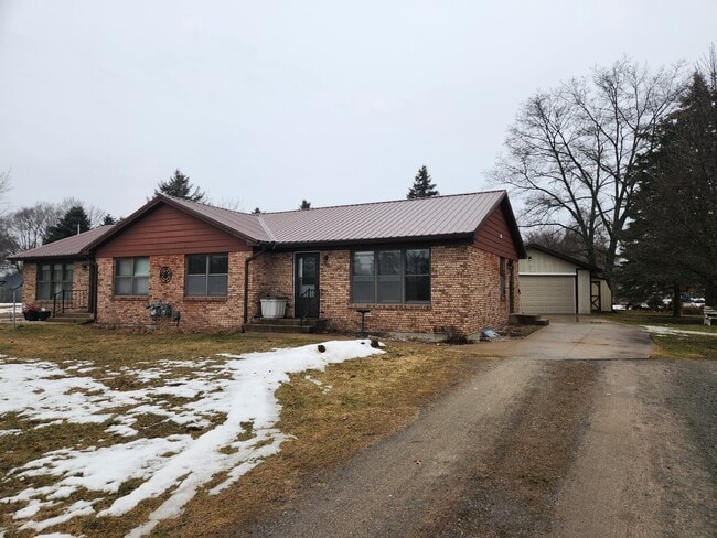 1373 E Newell St, Unit 1373 E Newell in White Cloud, MI - Foto de edificio - Building Photo