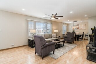 12 E Berkley Ln in Hoffman Estates, IL - Building Photo - Building Photo