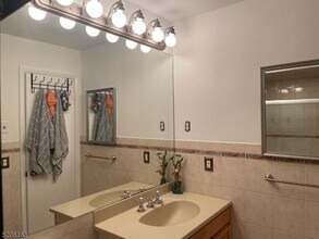 76 Meadowview Dr in Annandale, NJ - Building Photo - Building Photo