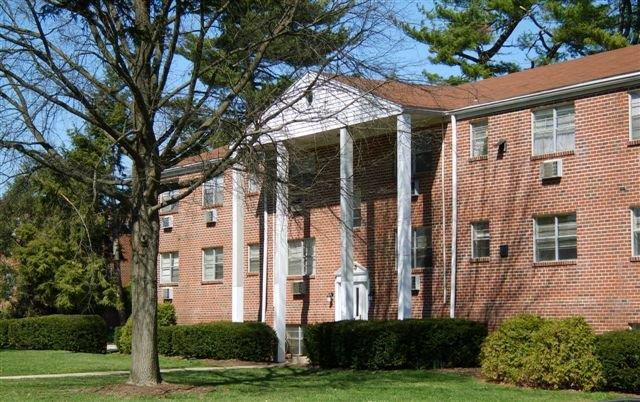 Yorkshire House Apartments in York, PA - Building Photo