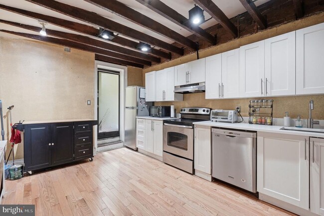 property at 1425 Wisconsin Ave NW