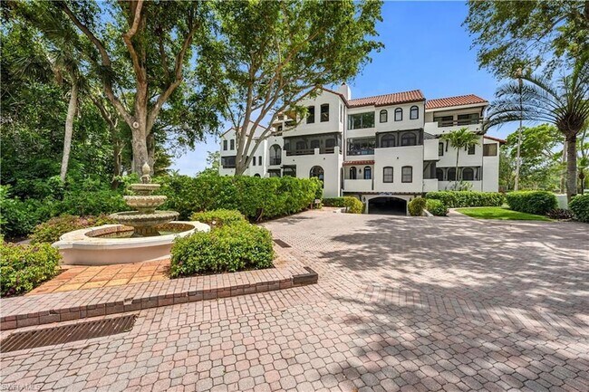 5850 Pelican Bay Blvd, Unit A3 in Naples, FL - Building Photo - Building Photo