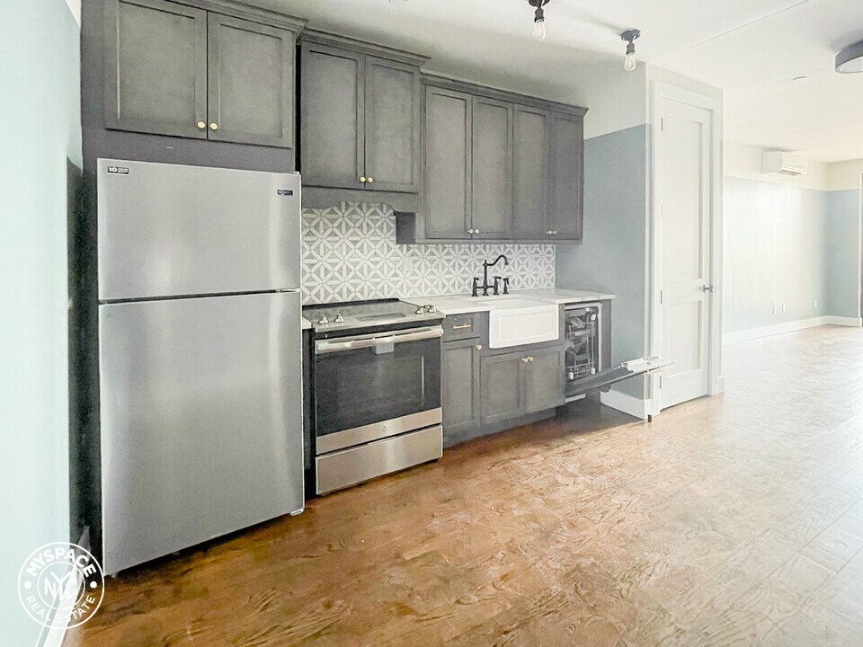 187 Kent Ave-Unit -412 in Brooklyn, NY - Building Photo