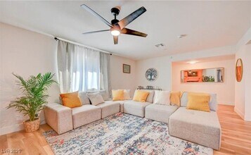 1821 E Oakey Blvd in Las Vegas, NV - Building Photo - Building Photo