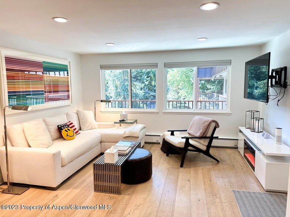 940 Waters Ave in Aspen, CO - Foto de edificio
