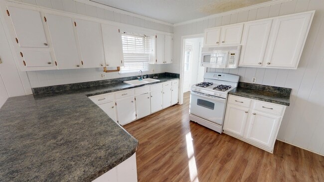 108 Wilson St in Yadkinville, NC - Building Photo - Building Photo