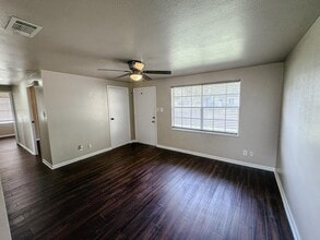 305 Larkspur St in Victoria, TX - Building Photo - Building Photo