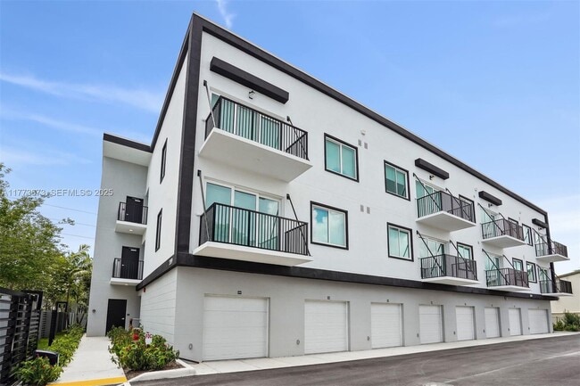 2095 W Atlantic Ave in Delray Beach, FL - Building Photo - Building Photo