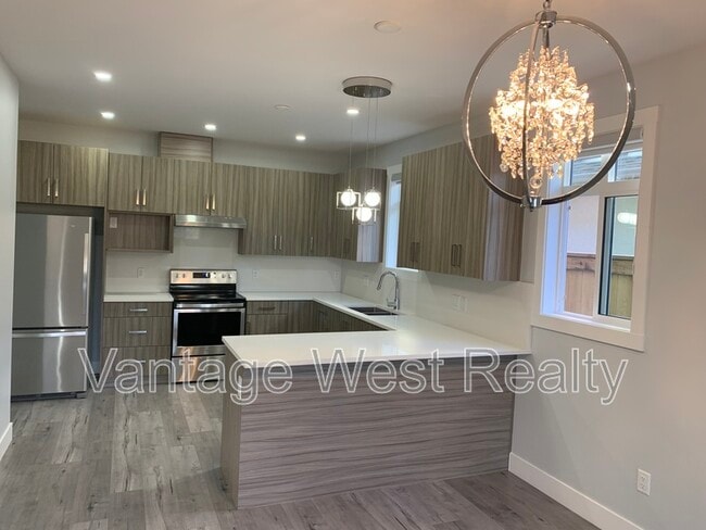 756-756 Glenwood Ave in Kelowna, BC - Building Photo - Building Photo