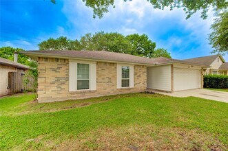 2215 Squire Dobbins Dr in Sugar Land, TX - Building Photo - Building Photo