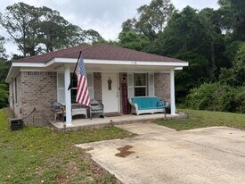 138 Adams St in Niceville, FL - Building Photo