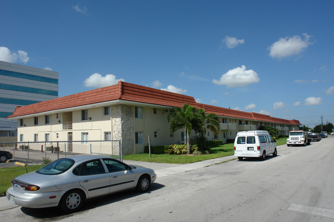 Chateau Coral Apartments in Miami, FL - Building Photo - Building Photo