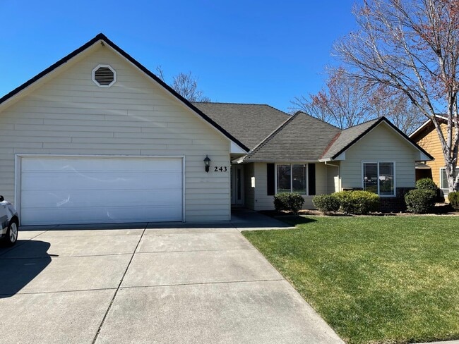 243 Meadowbrook Dr in Central Point, OR - Building Photo - Building Photo