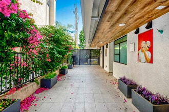 10839 Kling St, Unit #1 in North Hollywood, CA - Foto de edificio - Building Photo