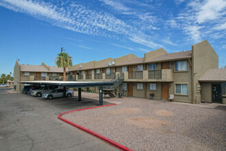 Casita Robles Apartments in Phoenix, AZ - Building Photo - Building Photo