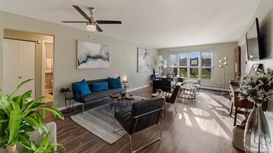 The Clarendon Apartment Homes in Clarendon Hills, IL - Building Photo - Building Photo