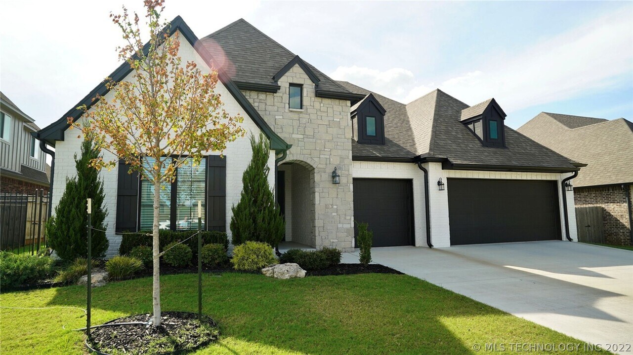 12912 S 6th St in Jenks, OK - Building Photo