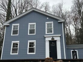 124 Seymour Rd in Woodbridge, CT - Building Photo