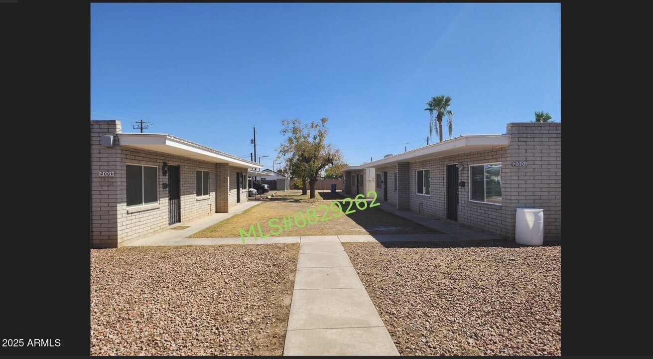 2001 W Turney Ave in Phoenix, AZ - Building Photo