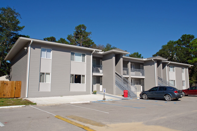 College Courtyard in Niceville, FL - Foto de edificio - Building Photo