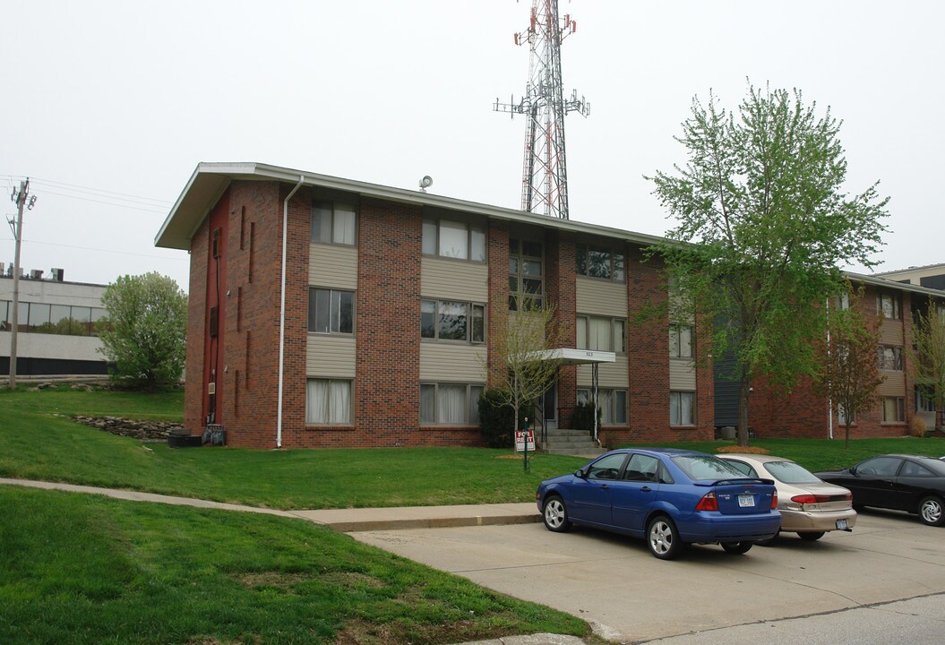 SEDLAK APARTMENTS in Bellevue, NE - Building Photo