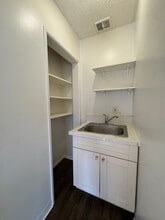 917 Centinela Ave in Inglewood, CA - Building Photo - Interior Photo