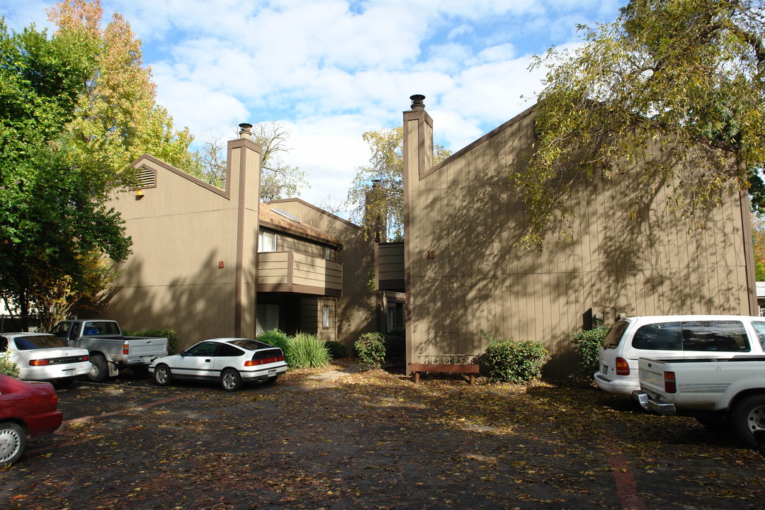 10-11 Klondike Ct in Chico, CA - Foto de edificio