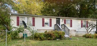 148 Pine Tree Path in Dallas, GA - Building Photo