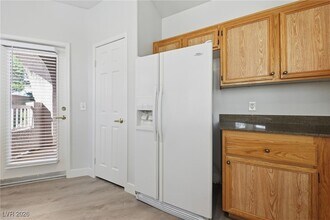 10001 Peace Way in Las Vegas, NV - Foto de edificio - Building Photo