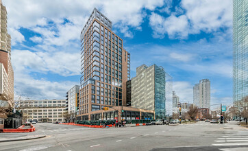 8 Court Square in Long Island City, NY - Building Photo - Building Photo