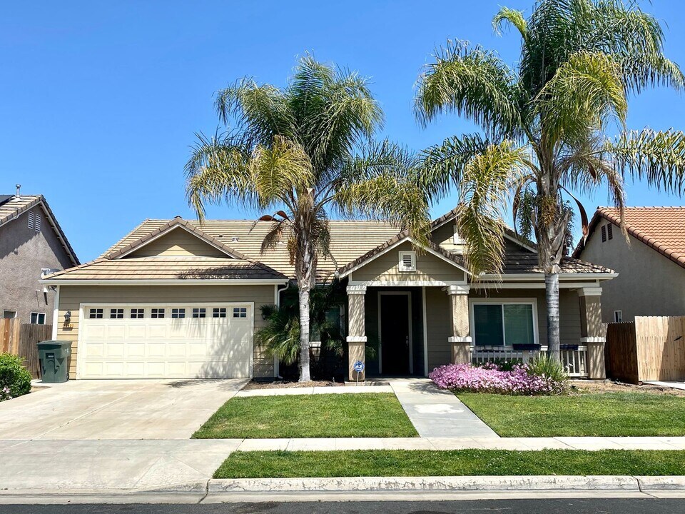 6182 E Fountain Way in Fresno, CA - Building Photo