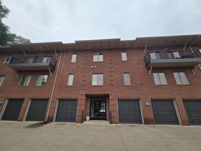 Chloe Park in Birmingham, MI - Foto de edificio - Building Photo