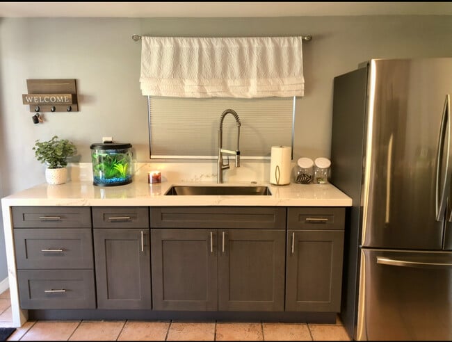 8051 Howe St, Unit Back ADU with open yard in Paramount, CA - Foto de edificio - Building Photo