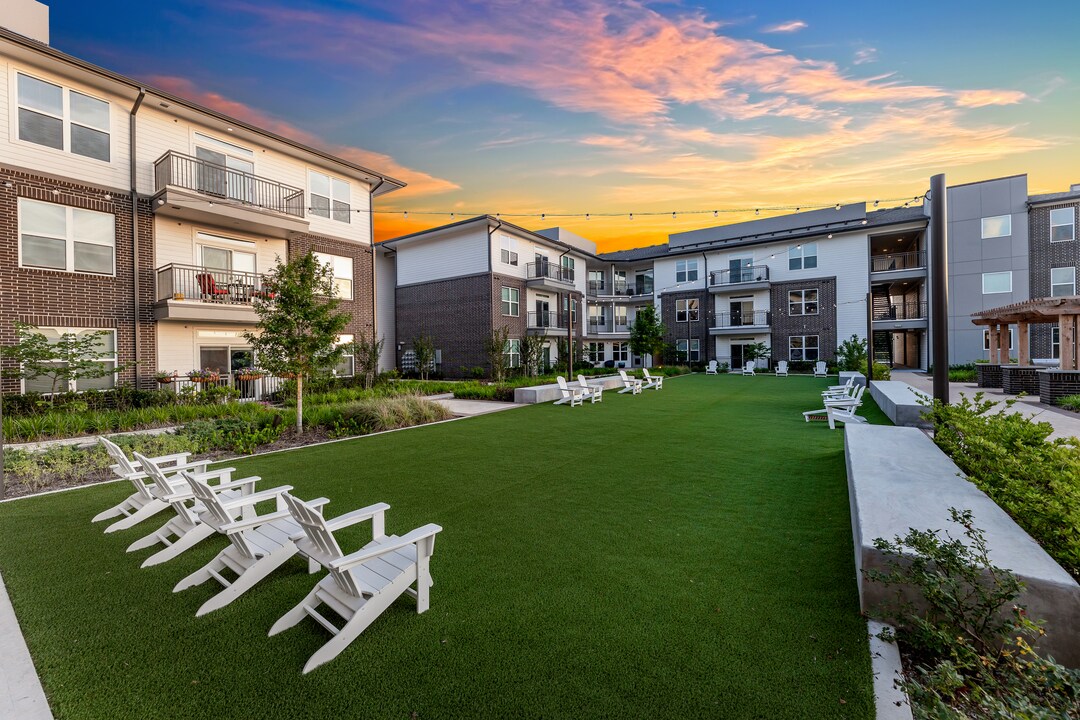 Lake Walk at Traditions Apartments in College Station, TX - Building Photo