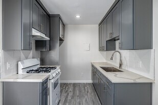 14607 Gilmore St in Van Nuys, CA - Building Photo