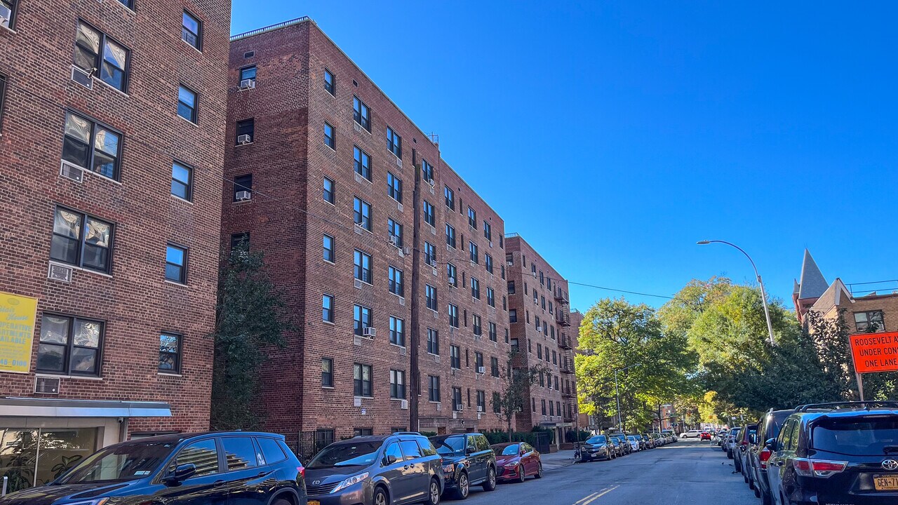 14330 Roosevelt Ave in Flushing, NY - Building Photo